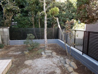 台風で壊れてしまった万年塀をフェンスにお取替え 台風で壊れてしまった万年塀をフェンスにお取替え